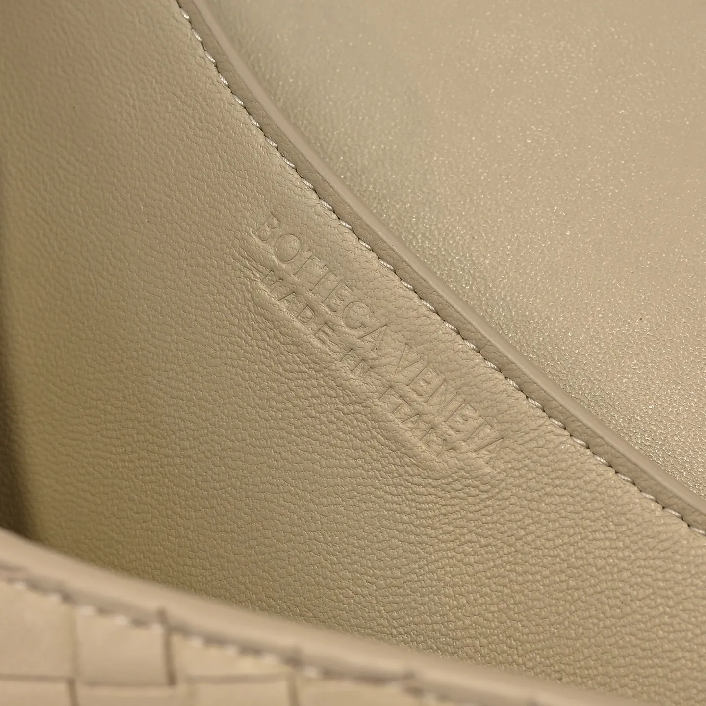 Batch 1660 #Bv new Knot Lock crossbody bag 🎈2025 early spring kont lock new series is hot on the market 🔥The brand's classic weaving process, with kont's metal rotating buttons, are exquisite and eye-catching, which is a luxurious embellishment of details. The upper body is elegant and elegant, with internal double compartments + card slots + back compartment. Super versatile, multiple carrying methods, detachable shoulder strap, portable/shoulder/cross-body, retro and fashionable, easy to carry with exquisite old-line style🫴 Model: 7191 Size: 25x16x5.5